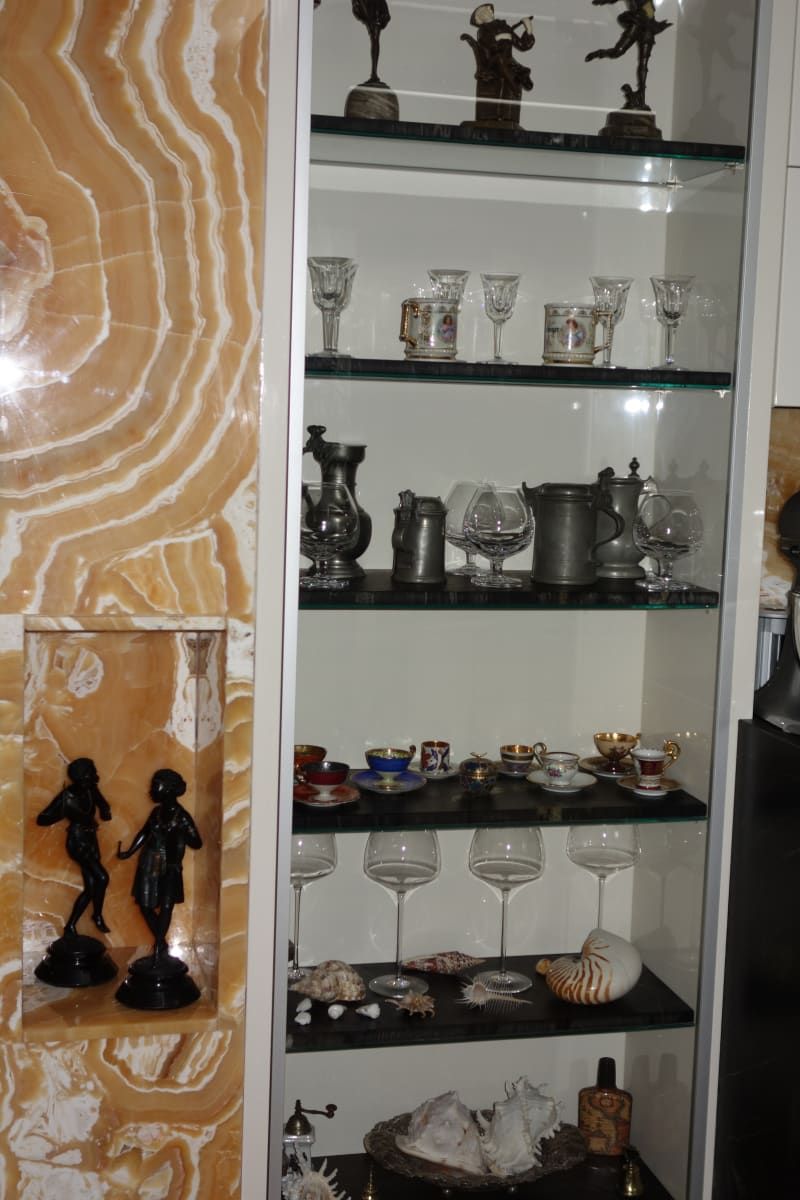 Police a podstavce - realizace 8